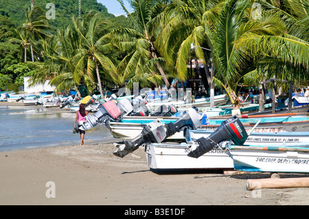 ZIHUATANEJO, Messico: La spiaggia di Playa Principal a Zihuatanejo, Guerrero, Messico, si estende lungo il pittoresco lungomare della città. Conosciuta per la sua atmosfera vibrante e le sue acque calme, Playa Principal è una destinazione popolare sia per la gente del posto che per i turisti, che offre splendide vedute della Baia di Zihuatanejo. Foto Stock