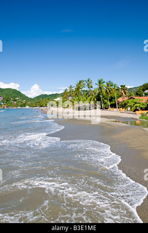 ZIHUATANEJO, Messico: La spiaggia di Playa Principal a Zihuatanejo, Guerrero, Messico, si estende lungo il pittoresco lungomare della città. Conosciuta per la sua atmosfera vibrante e le sue acque calme, Playa Principal è una destinazione popolare sia per la gente del posto che per i turisti, che offre splendide vedute della Baia di Zihuatanejo. Foto Stock