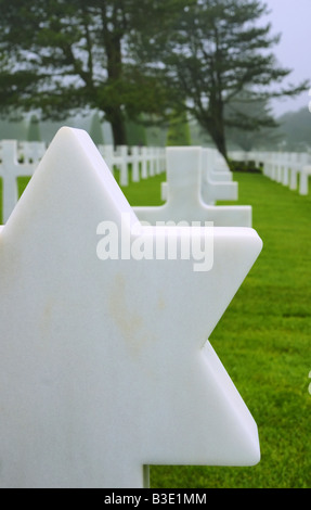 La spiaggia di Omaha, in Normandia, Francia. Un oggetto contrassegnato per la rimozione definitiva di un caduto Jewish U.S. Soldato presso la spiaggia di Omaha cimitero militare. Foto Stock