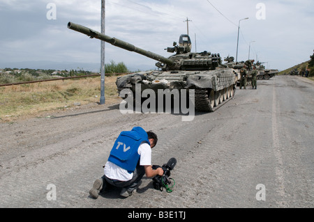 TV cameraman indossando giacca protettiva in flak contrassegnato 'Press' filmare truppe russe vicino alla città di Gori durante la guerra russo-georgiana in Georgia Foto Stock