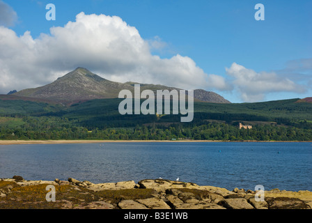 Guardando attraverso Brodick Bay alla capra cadde e Brodick Castle, visto da di Brodick, Isle of Arran, Strathclyde, Scozia UK Foto Stock