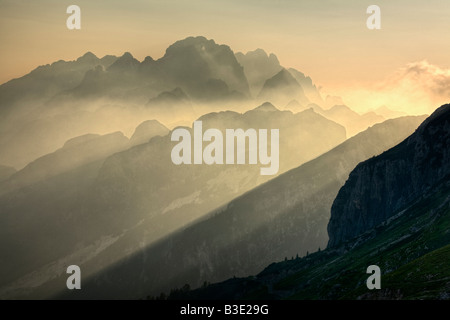 Sezione italiana delle Alpi Giulie al tramonto dalla Mangrt Pass, Gorenjska, Slovenia, Europa Foto Stock