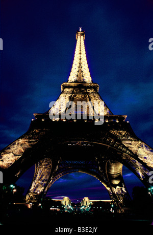 La Torre Eiffel illuminata di notte parigi Foto Stock