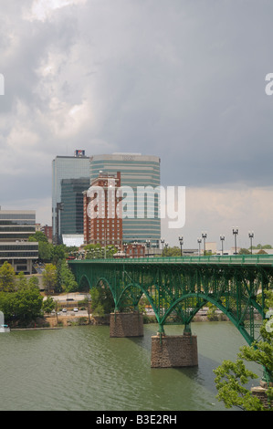 Fiume Tennessee scorre sotto il Gay Street Bridge con la città di Knoxville Tennessee USA in background. Foto Stock