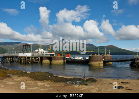 Traghetto per auto presso la banchina a Brodick, Isle of Arran, Strathclyde, Scozia UK, con vista sulla baia di Brodick alla capra cadde Foto Stock