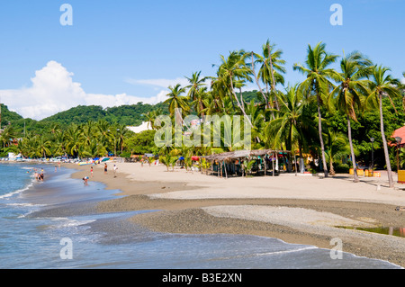 ZIHUATANEJO, Messico: La spiaggia di Playa Principal a Zihuatanejo, Guerrero, Messico, si estende lungo il pittoresco lungomare della città. Conosciuta per la sua atmosfera vibrante e le sue acque calme, Playa Principal è una destinazione popolare sia per la gente del posto che per i turisti, che offre splendide vedute della Baia di Zihuatanejo. Foto Stock