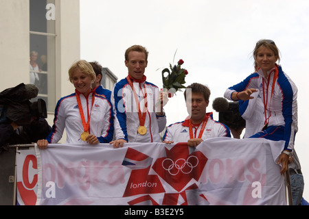 2008 campioni olimpionici Sarah Ayton, Paul Goodison e Andrew Simpson con Saskia Clark Foto Stock