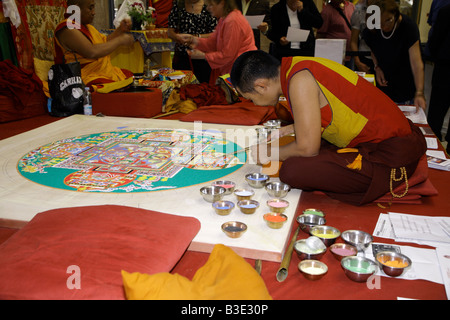 Monaco tibetano disegno mandala di sabbia pittura Foto Stock