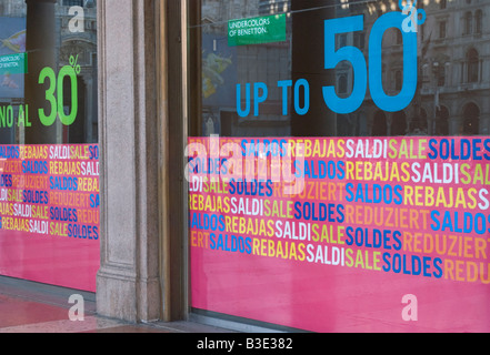 IN VENDITA IN UN NEGOZIO DI MILANO ITALIA Foto Stock