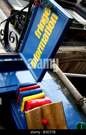 Segno su Fringe Festival Shop in Edinburgh Royal Mile Foto Stock