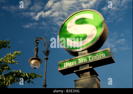 Vecchio S-Bahn segno presso la stazione ferroviaria di "Unter den Linden" Foto Stock