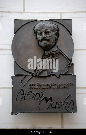 Marcatura della placca di Alphonse Mucha Museum vicino a Piazza San Venceslao a Praga Repubblica Ceca Foto Stock