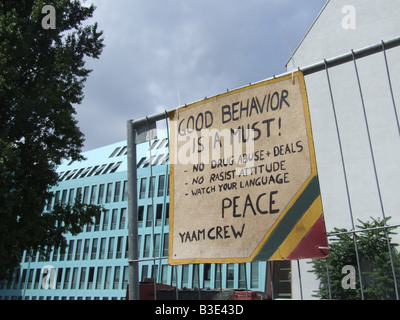 Un buon comportamento avviso al centro yaam dalla East side gallery di Berlino, Germania Foto Stock