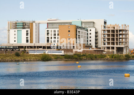 Lavori di costruzione in sospeso sul Prospect Place un multi-complesso di appartamenti a Cardiff Bay Regno Unito, come risultato del credito crunch. Foto Stock