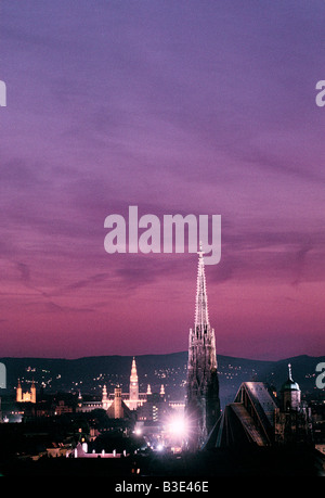 AUSTRIA VIENNA 1995 St Stephens cattedrale sorge 137m alto l'edificio di maggior rilievo dell'alto periodo tardo gotico Foto Stock