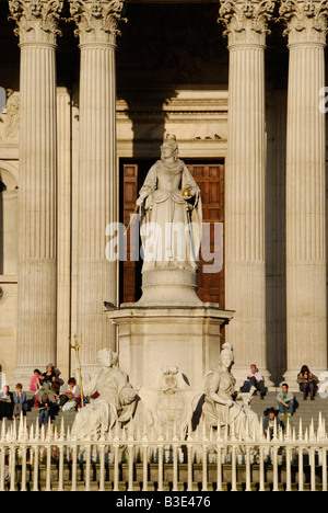 Queen Anne statua commemorativa di fronte all'ingresso occidentale di St Paul s Cathedral London Inghilterra England Foto Stock