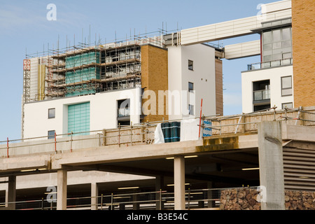 Lavori di costruzione in sospeso sul parcheggio di un multi-complesso di appartamenti a Cardiff Bay Regno Unito, come risultato del credito crunch Foto Stock