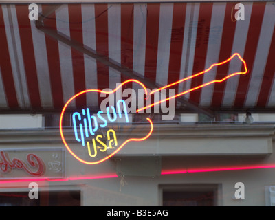 Illuminata ginson usa insegna al neon in vetrina Foto Stock