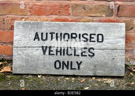 In legno i veicoli autorizzati solo segno sul vialetto England Regno Unito Foto Stock