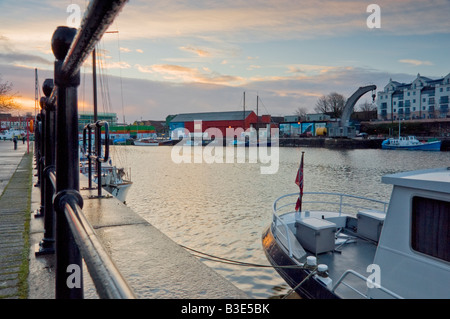 Bristol, Inghilterra. Una barca legato al dock appena prima del sorgere del sole. Magazzino in background. Foto Stock