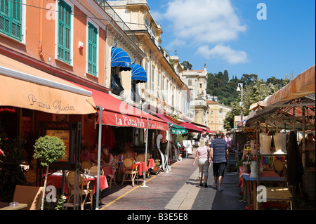 Ristoranti e mercato di Cours Saleya nella città vecchia (Vieux Nice), Nizza Cote d'Azur, Costa Azzurra, Francia Foto Stock