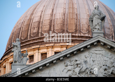 La Cattedrale di St Paul e la cupola e statue nella luce della sera Londra Inghilterra Foto Stock