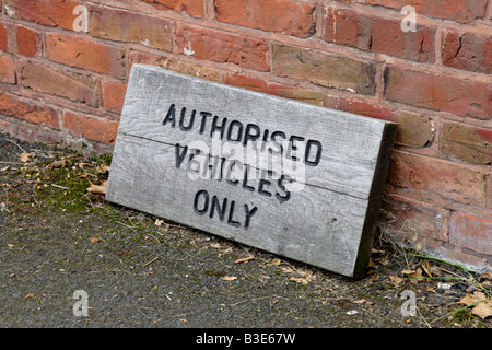 In legno i veicoli autorizzati solo segno sul vialetto England Regno Unito Foto Stock