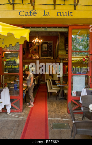 Il Cafe La Nuit reso famoso in un Van Gogh pittura in Arles Francia Foto Stock