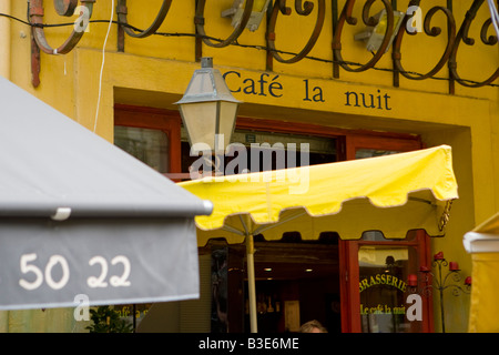 Il Cafe La Nuit reso famoso in un Van Gogh pittura in Arles Francia Foto Stock