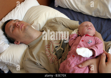 Neonato ragazzo e padre addormentato Foto Stock