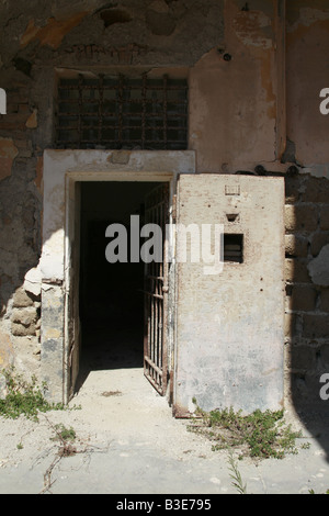 Vecchio acciaio arrugginito cella di prigione porta in prigione abbandonati Foto Stock