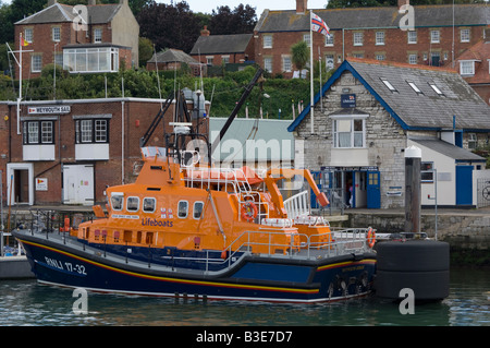 Scialuppa di salvataggio RNLI Ernest e Mabel ormeggiata nel porto di Weymouth fuori la scialuppa di salvataggio house Foto Stock