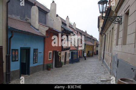 Golden Lane nel Castello di Praga Praga Repubblica Ceca numero civico 22 sulla sinistra è dove Franz Kafka vissuto Foto Stock