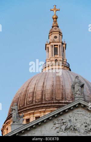 La Cattedrale di St Paul e la cupola e statue nella luce della sera Londra Inghilterra Foto Stock