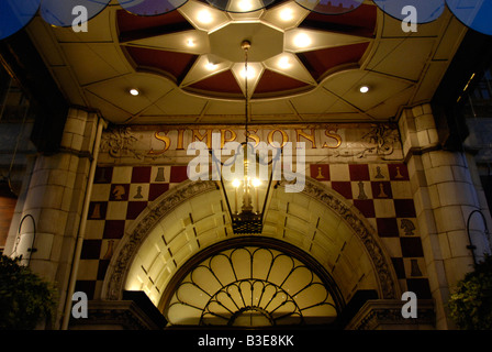 Simpson ingresso ristorante di notte il trefolo London Inghilterra England Foto Stock