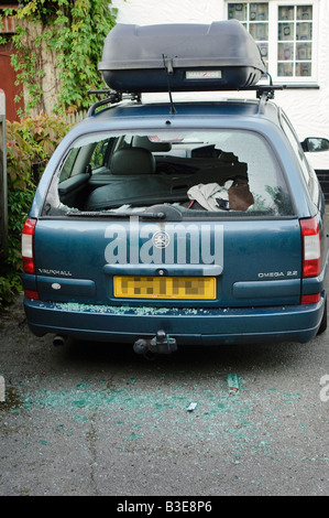 Fracassato parabrezza posteriore di una Vauxhall Omega dopo un ladro ha rotto nel veicolo mentre era parcheggiata sul viale di accesso. Foto Stock