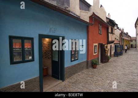 Golden Lane nel Castello di Praga Praga Repubblica Ceca numero civico 22 sulla sinistra è dove Franz Kafka vissuto Foto Stock