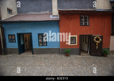 Golden Lane nel Castello di Praga Praga Repubblica Ceca numero civico 22 sulla sinistra è dove Franz Kafka vissuto Foto Stock