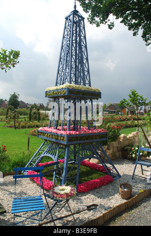 Fiori in mostra con la Torre Eiffel a bi annuale festival di Rose Lottum Limburgo, Paesi Bassi Foto Stock