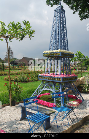 Fiori in mostra con la Torre Eiffel a bi annuale festival di Rose Lottum Limburgo, Paesi Bassi Foto Stock