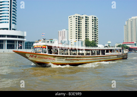 Un accelerando acqua bus a Bangkok, sul fiume Chao Phraya Foto Stock