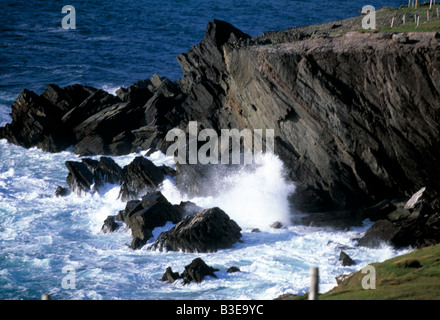 Co County Kerry, ruvida mari atlantico schiantarsi su Irlanda terra di massa, la bellezza della natura, Foto Stock