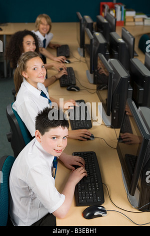 Gli studenti che lavorano su computer Foto Stock