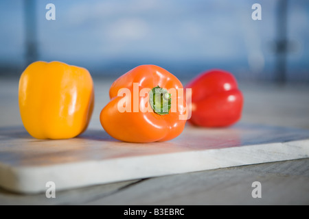 Peperoni sul tagliere Foto Stock