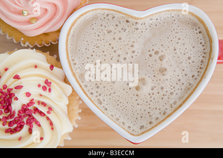 Un caffè in una a forma di cuore ad cup Foto Stock