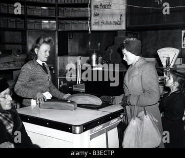 Geografia / viaggio, Germania, Berlino, Blocco 1948 / 1949, donna che acquista pane in una panetteria, 24.11.1948, storico, storico, Europa, 1940s, 40s, Berlino-Blocco, periodo postbellico, comestibles, cibo, vendita, negozio d'angolo, negozio, vendita al dettaglio, femmina, donna, donne, persone, 20th secolo, Foto Stock