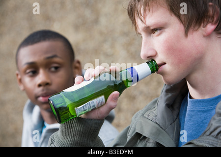 Gli adolescenti a bere birra Foto Stock