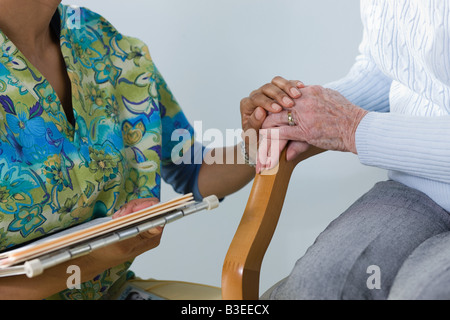 Un infermiere consolante di un paziente Foto Stock