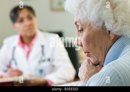 Una donna preoccupati i medici Foto Stock