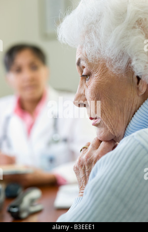 Una donna preoccupati i medici Foto Stock